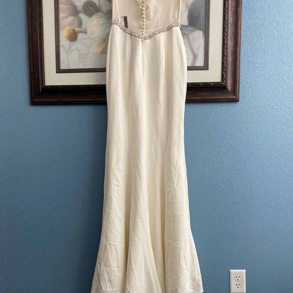 Color: Ivory/light